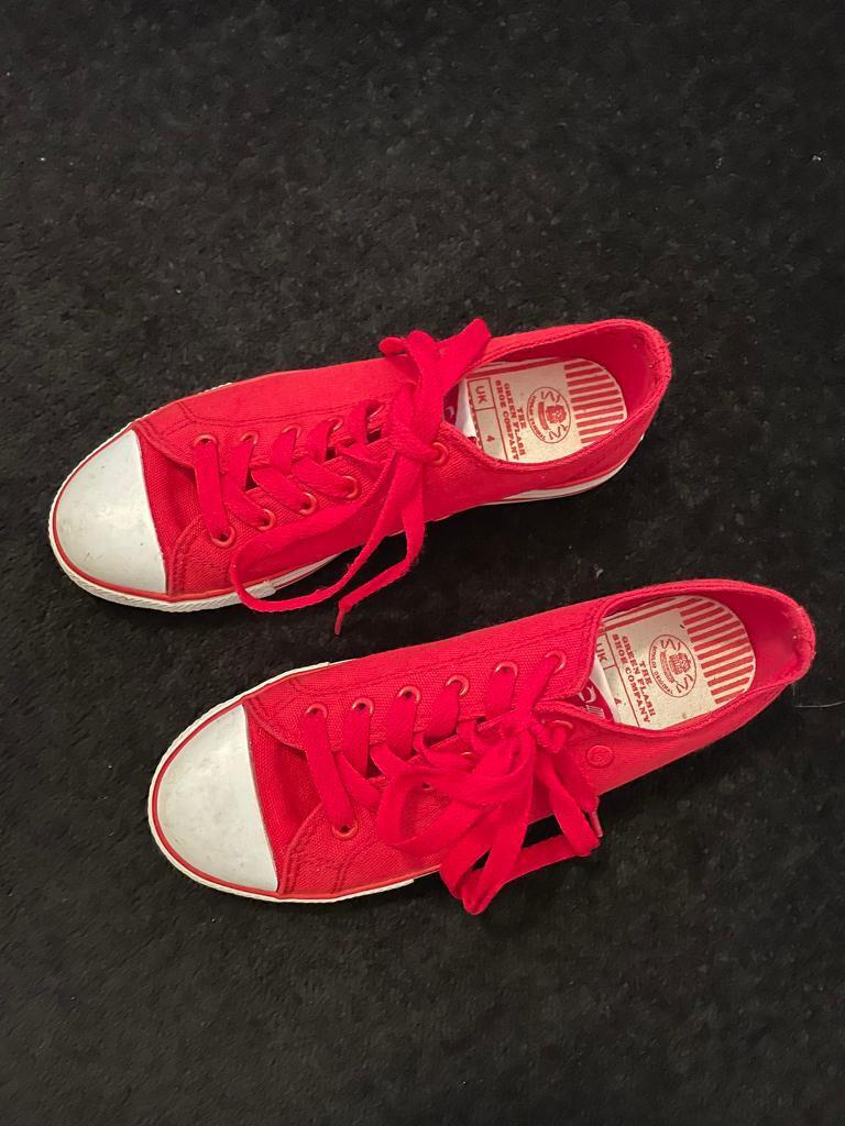 image for Ladies red canvas Pumps size 4