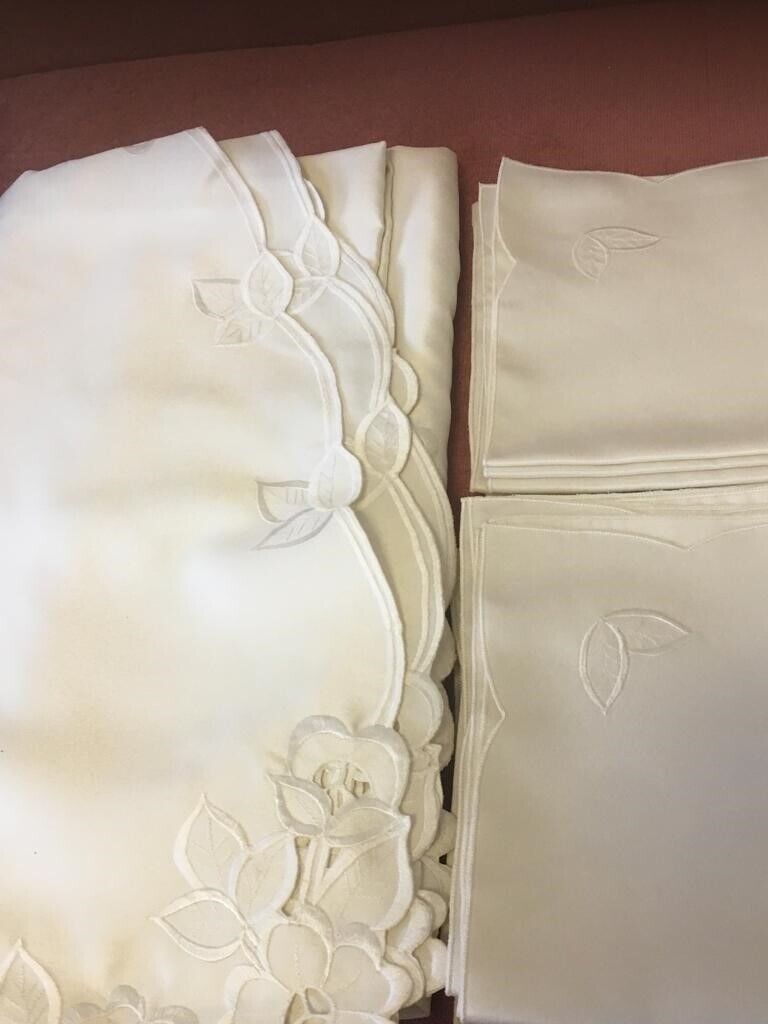 BEAUTIFUL CREAM COLOURED PATTERNED EDGE TABLE CLOTH AND MATCHING NAPKINS