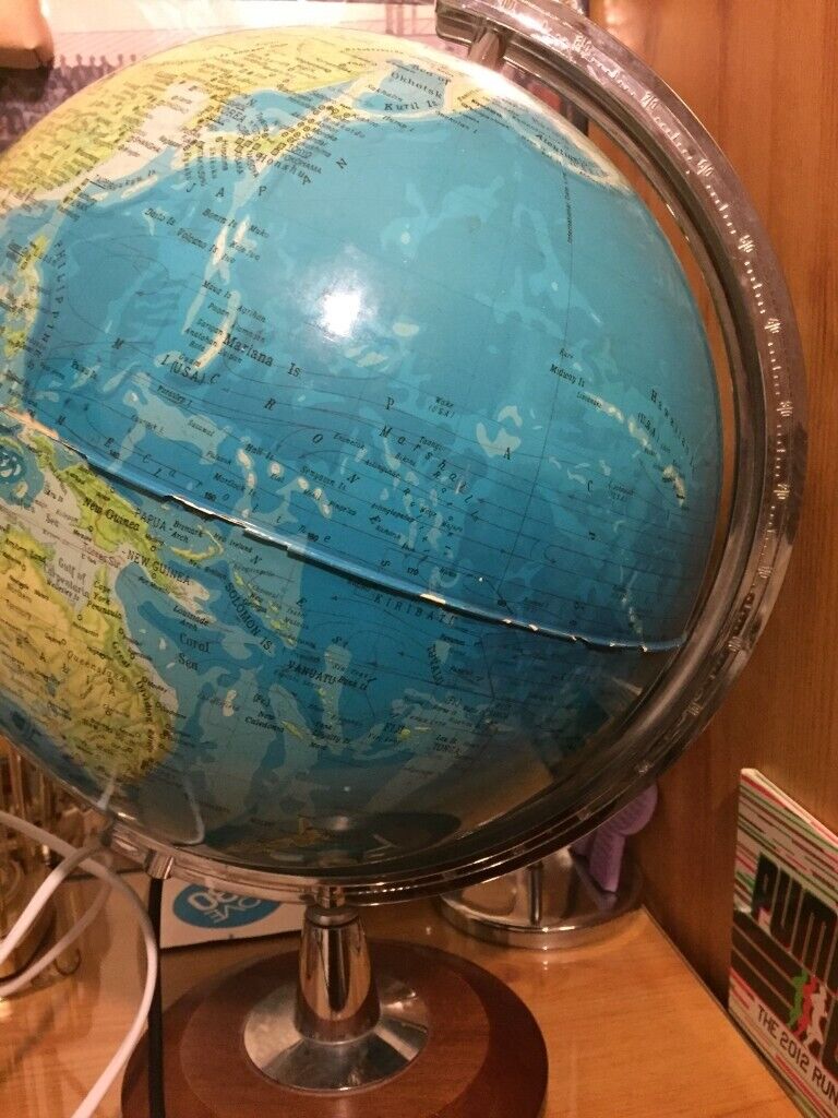 WORLD GLOB TABLE LAMP