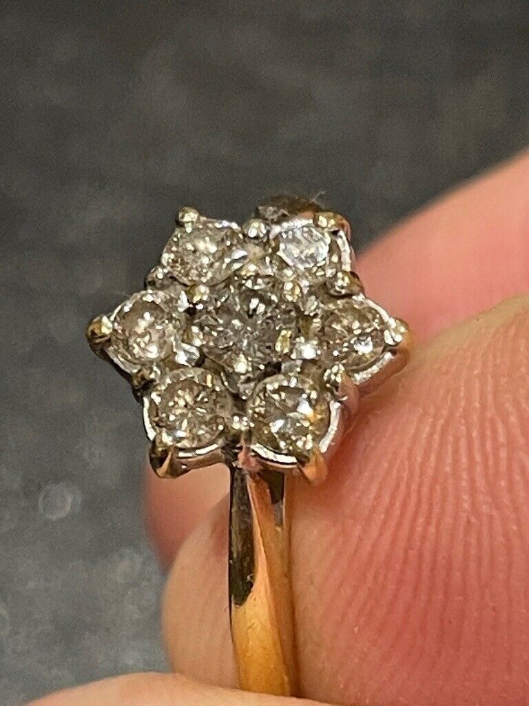 Beautiful 9 carat gold ring 