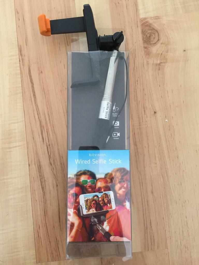 image for Wired expandable selfie stick