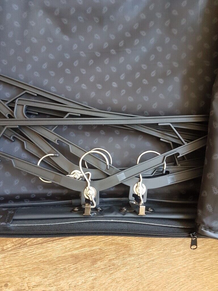 New SKYFLITE suit carrier -excellent condition