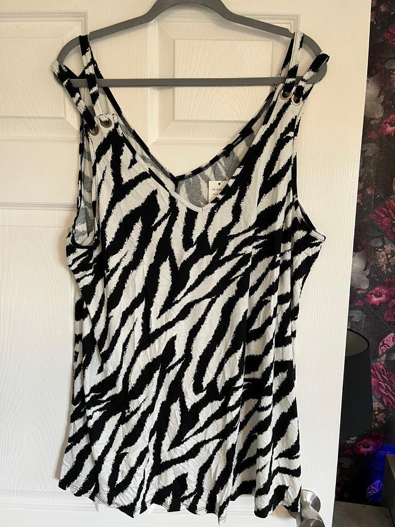 image for Black/ white top as pics UK22 new with tag