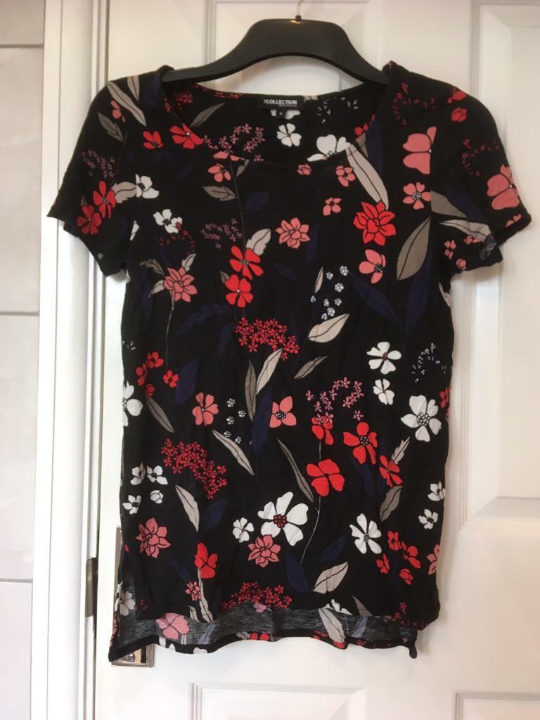 image for Beautiful top with a floral design