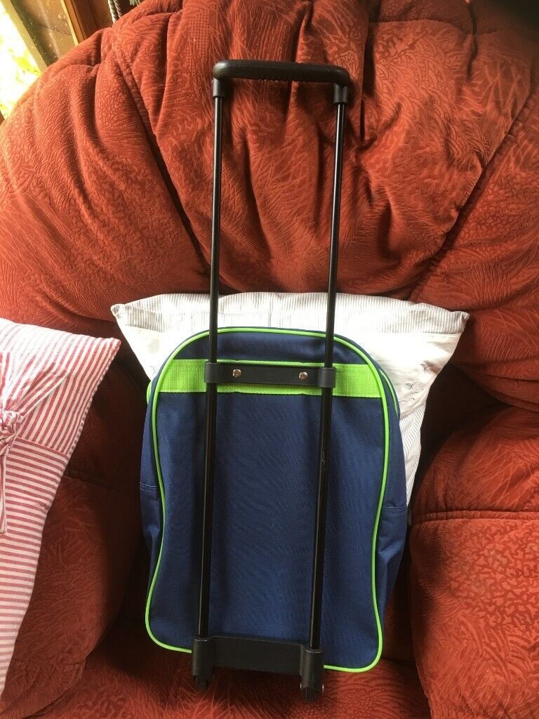 BEN 10 push along holdall with casters great condition Brilliant present Good capacity