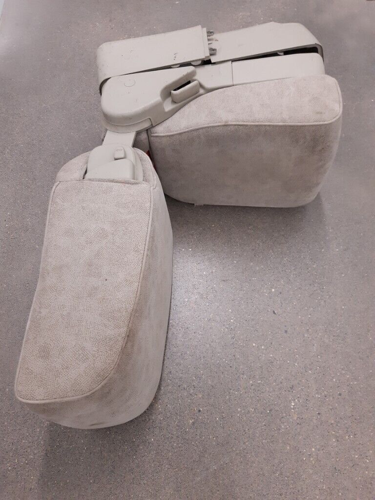 NISSAN ELGRAND E51 SECOND ROW MIDDLE SEAT 3RD SEAT CUBBY ARM REST RIDER HIGHWAY STAR CLOTH NE51 