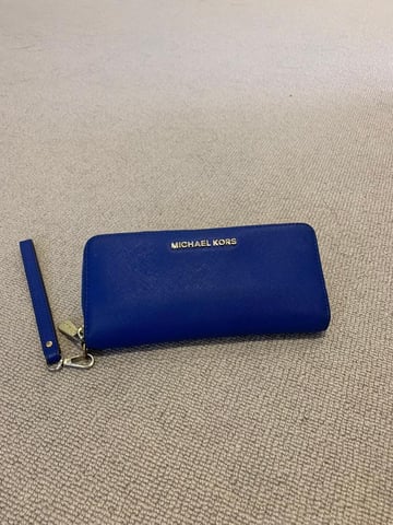 Royal blue deals michael kors wallet