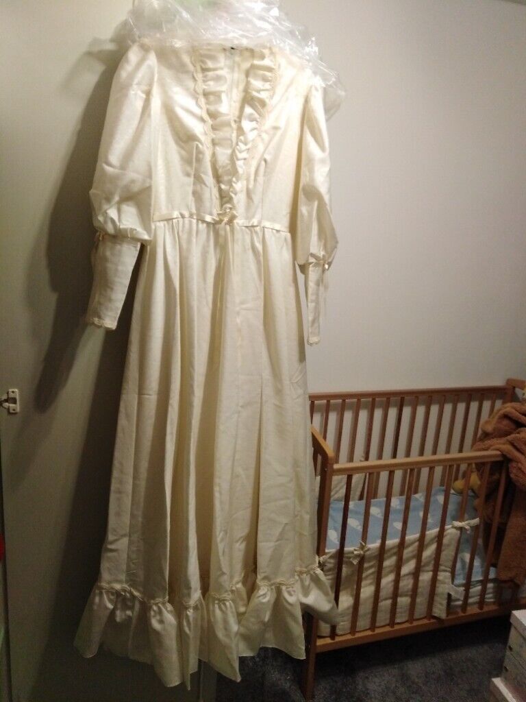 ivory taffetta wedding dress