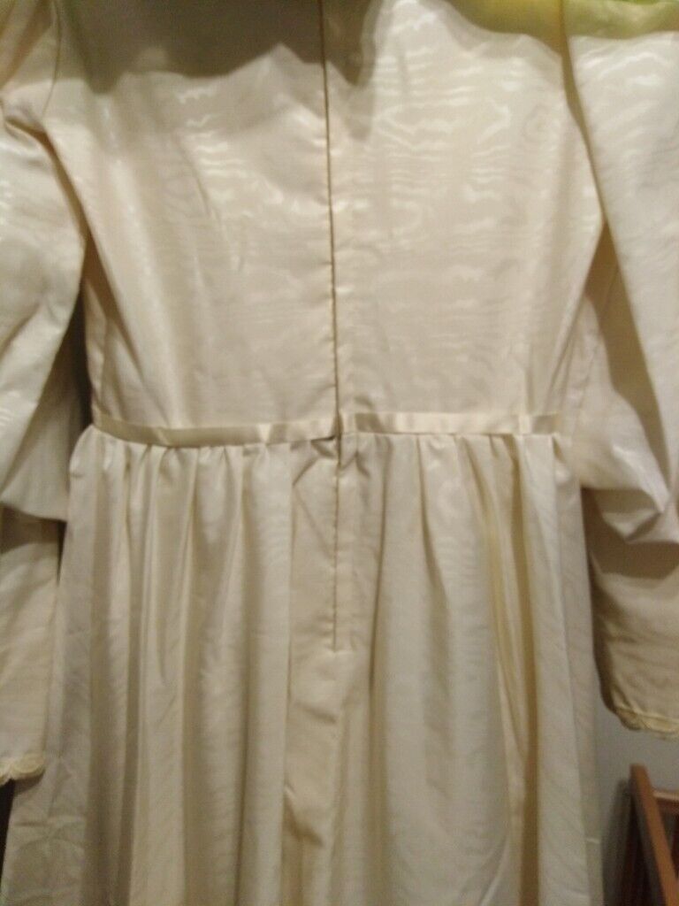 ivory taffetta wedding dress