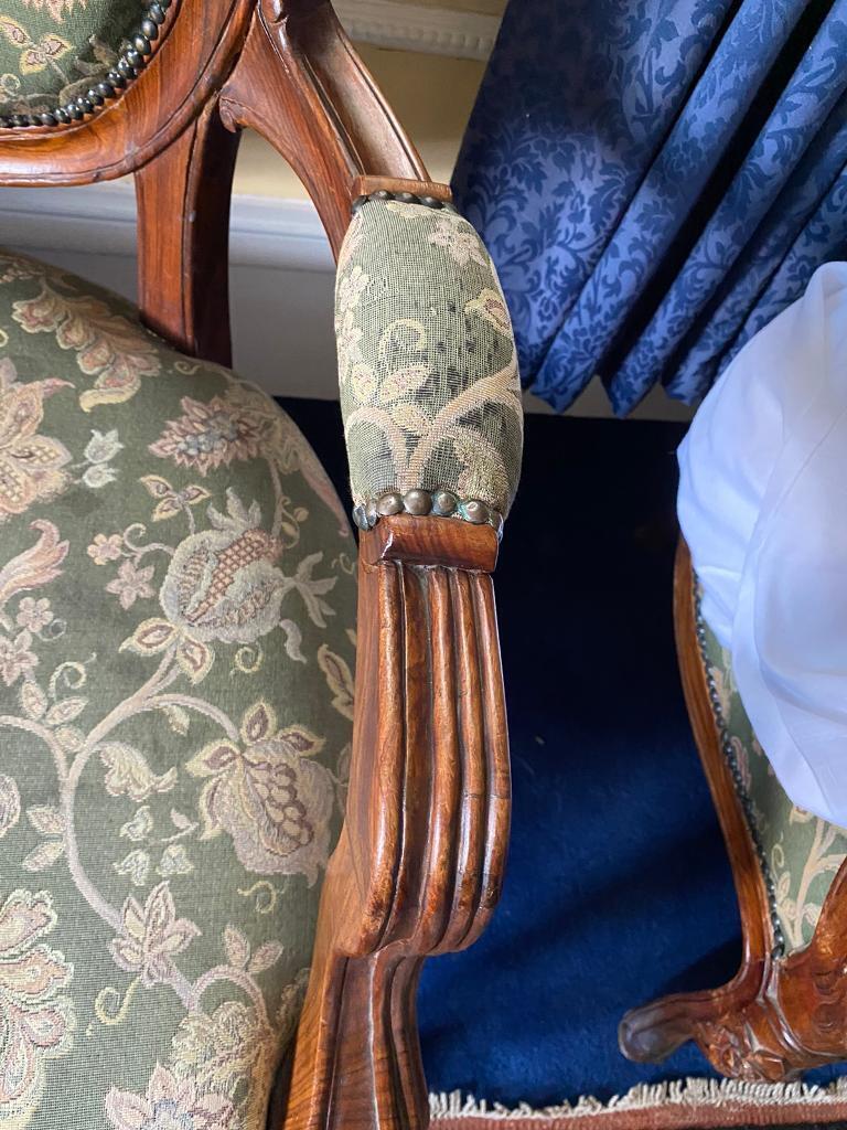 Sofa and two chairs set