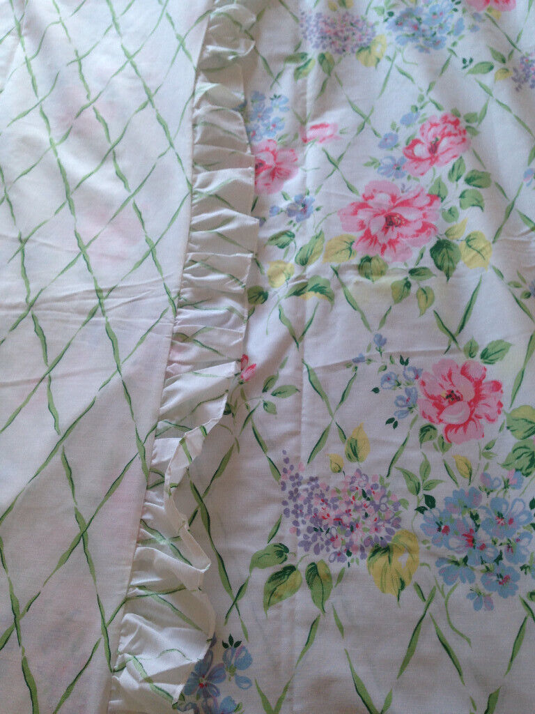 New reversible frilled single bed set
