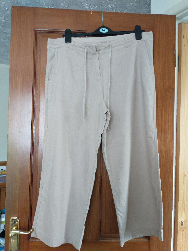 CROPPED TROUSERS. SIZE 16. HIP 46. BEIGE/SAND COLOUR. AS NEW COND.