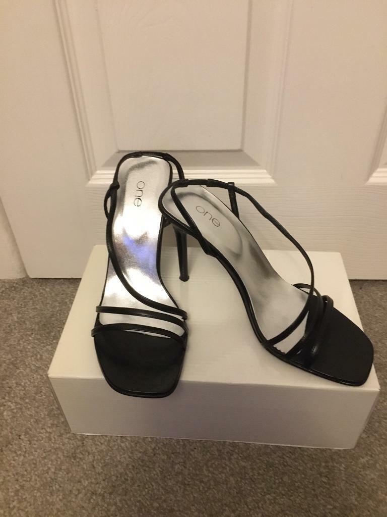 Black sandals size 6