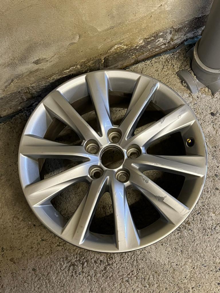 image for Lexus IS 300h 17” Alloy Wheel