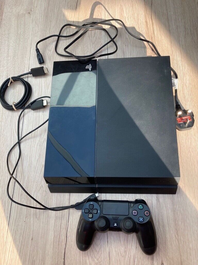 Ps4 with hdmi cable , 1 controller and 26 games see photos for games 