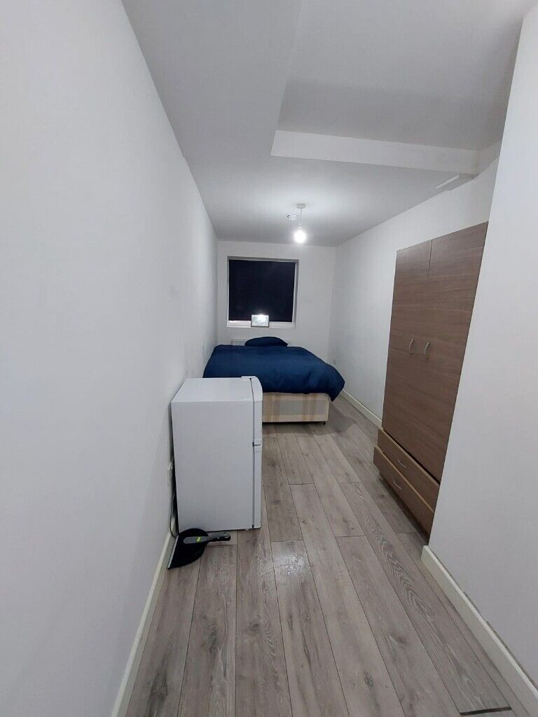 Ensuite Room in Dawpool Road (All bills included)Housing benefit & DSS