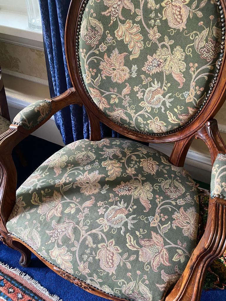 Sofa and two chairs set