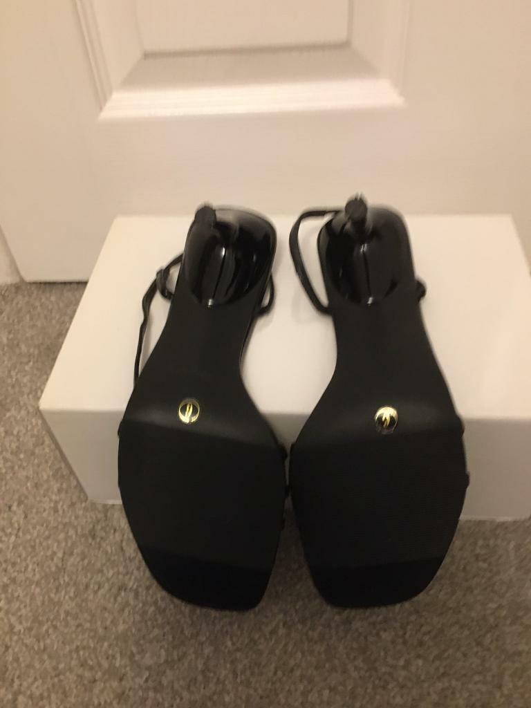 Black sandals size 6