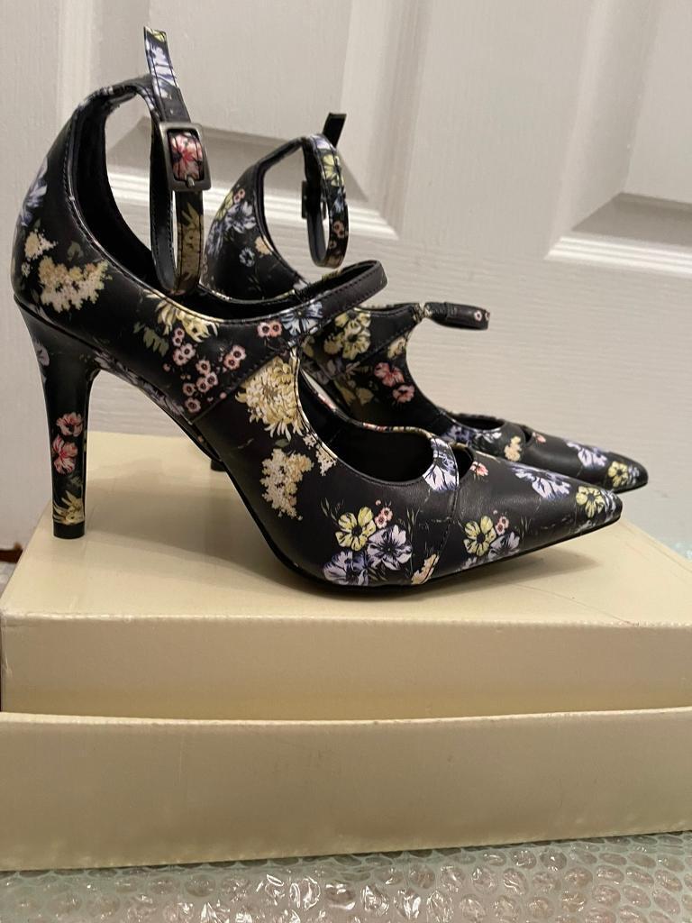 New, never worn. Lovely flower pattern high heels. Size 4