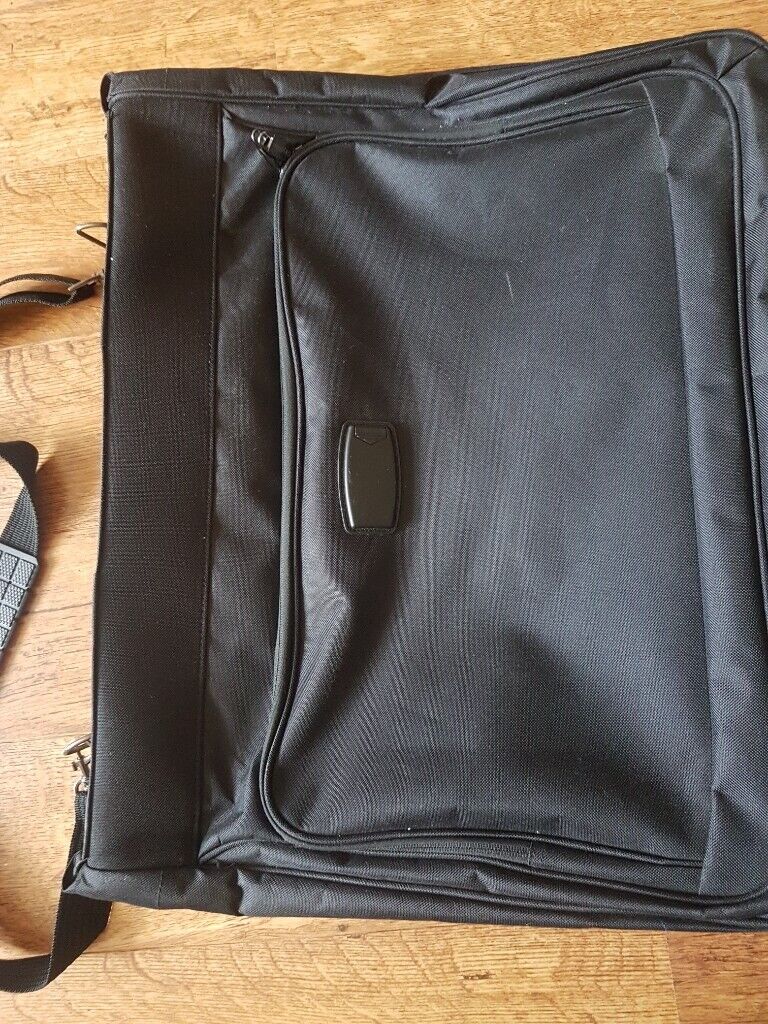 New SKYFLITE suit carrier -excellent condition