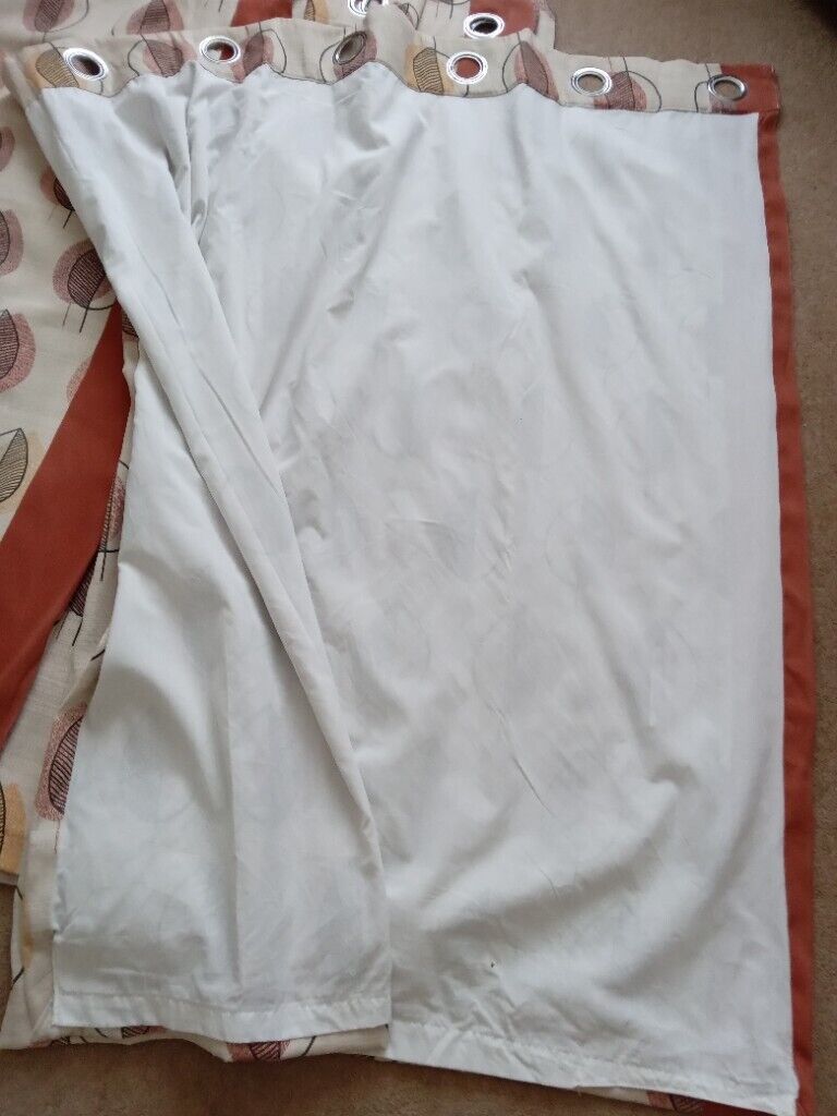2 matching pairs of eyelet curtains