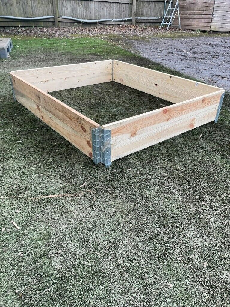 REDUCED TO CLEAR!!!Standard Size Pallet collars-GREAT FOR SUMMER BEDDING DISPLAYS! PSF PALLETS LTD
