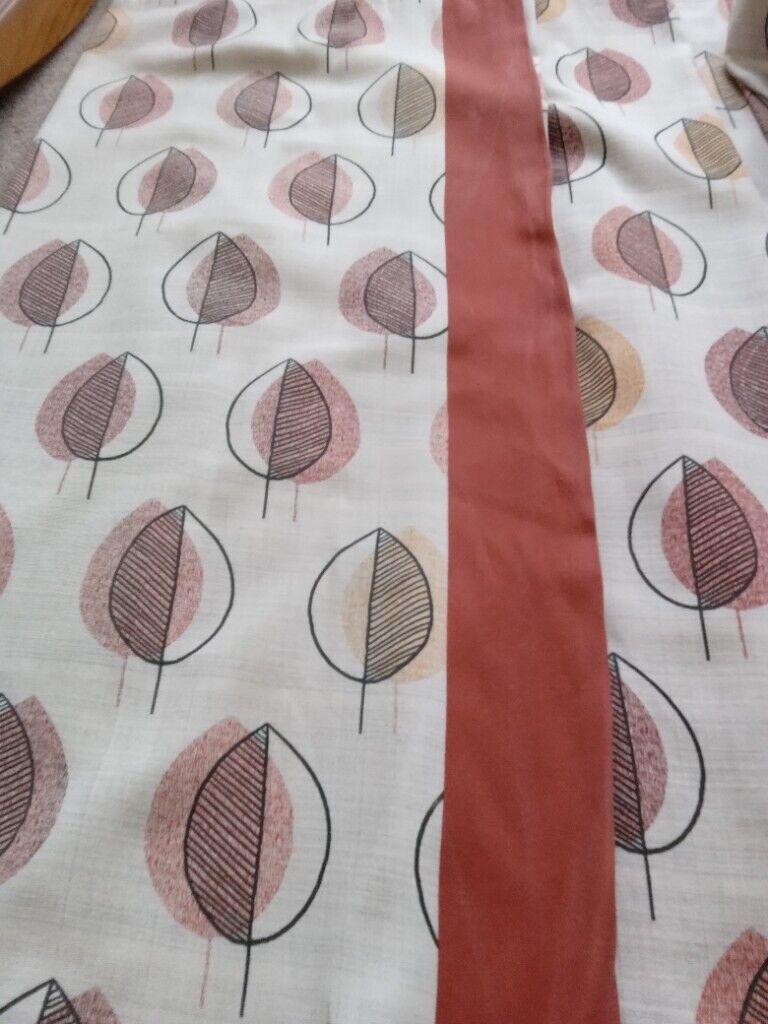 2 matching pairs of eyelet curtains
