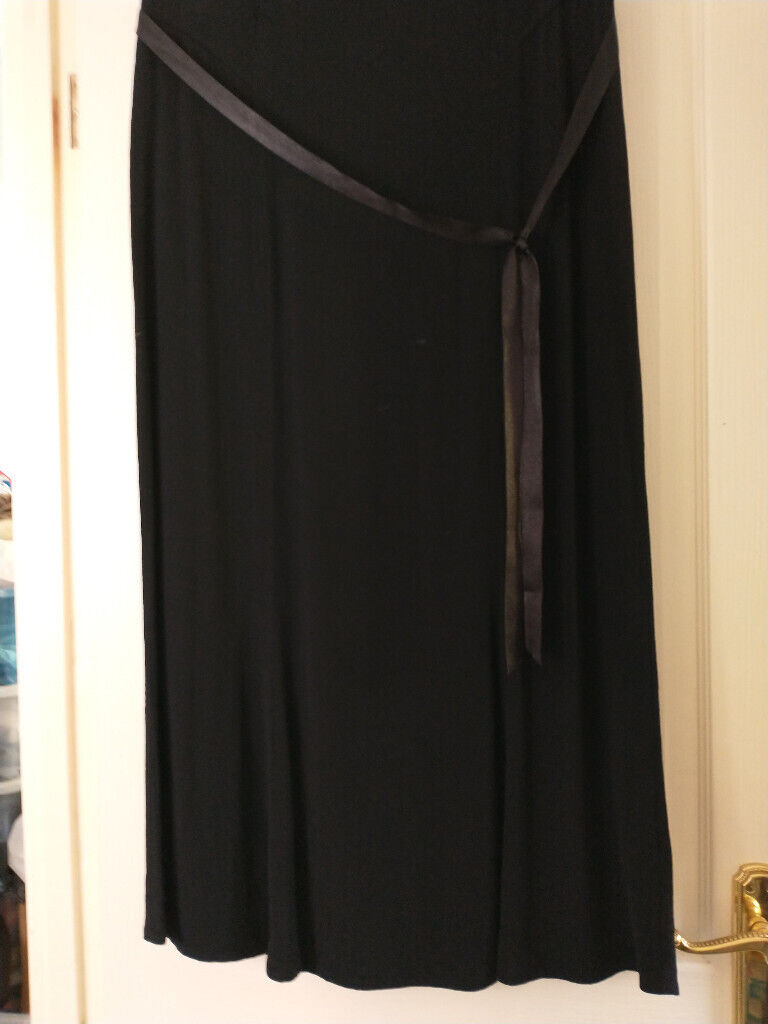 SMART SKIRT. SIZE 14. WALLIS. BLACK. New cond.