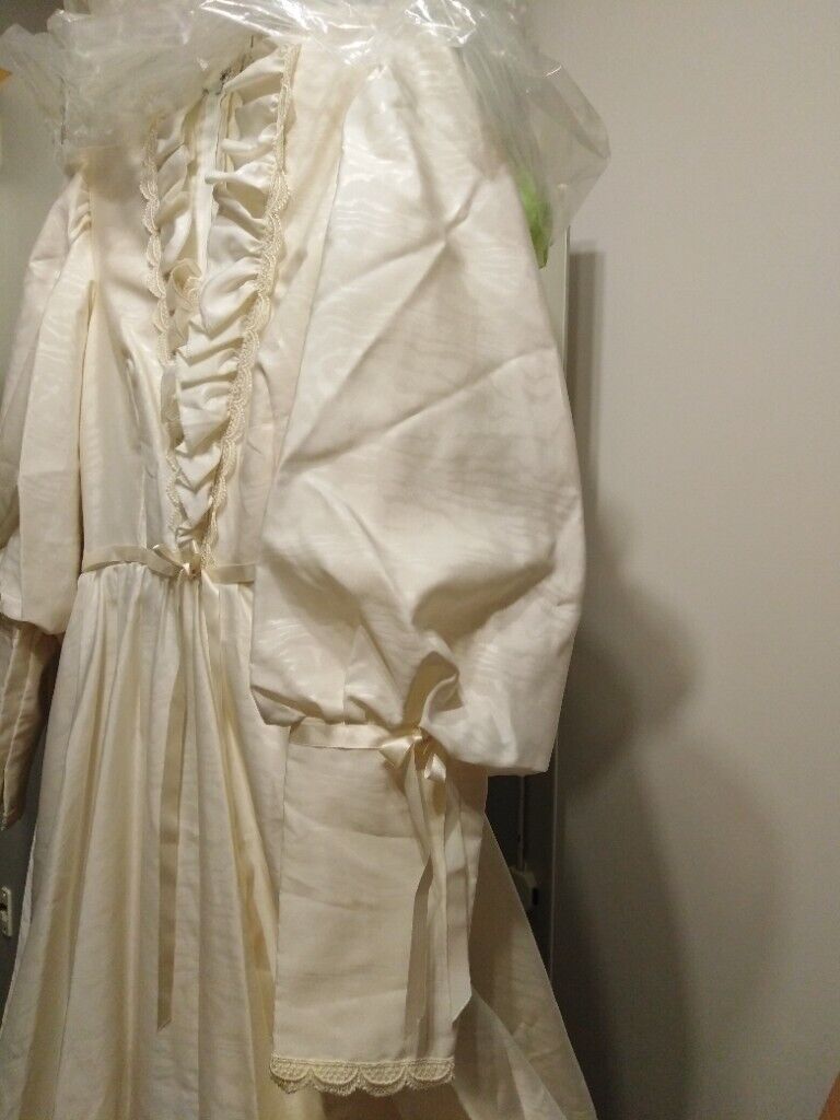 ivory taffetta wedding dress