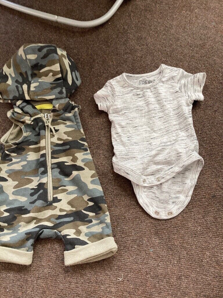 baby short sleeved onesie with short sleeved baby grow