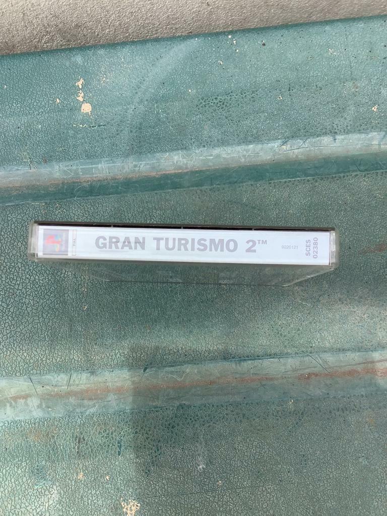 PlayStation one platinum gran turismo 2 has 2 dics
