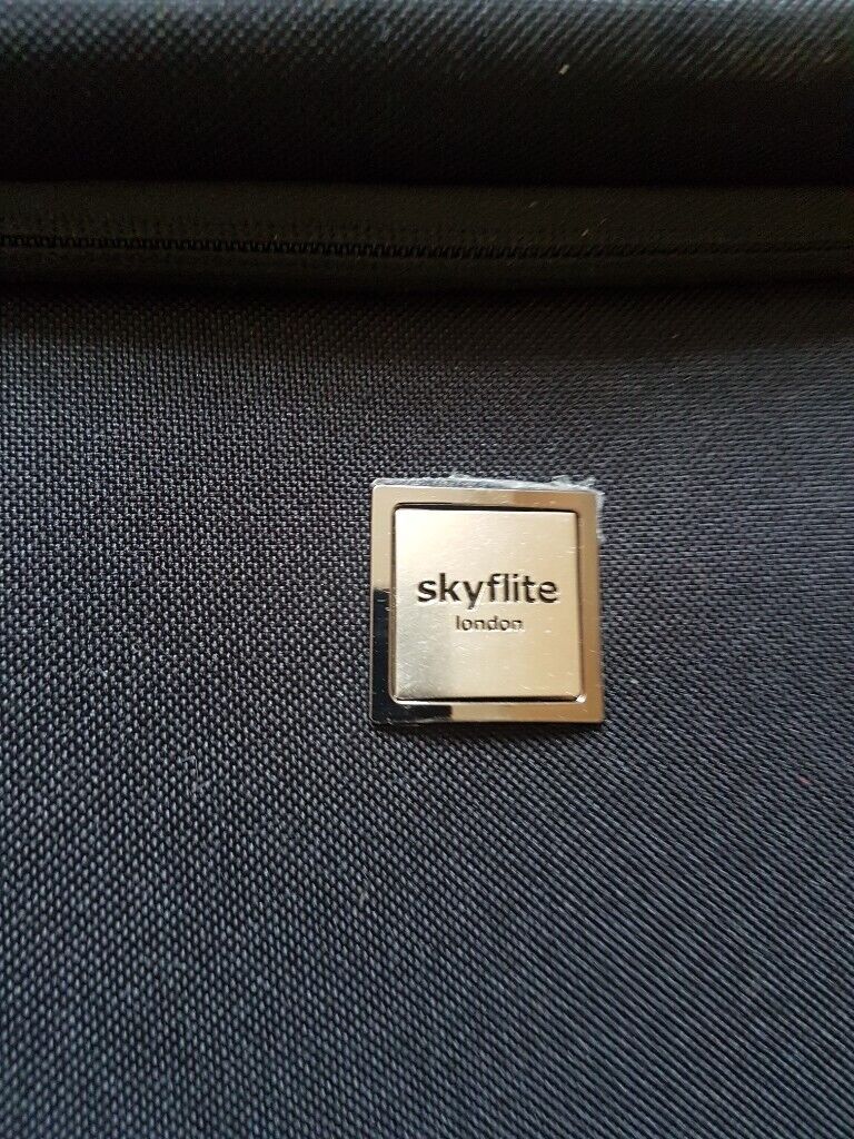 New SKYFLITE suit carrier -excellent condition