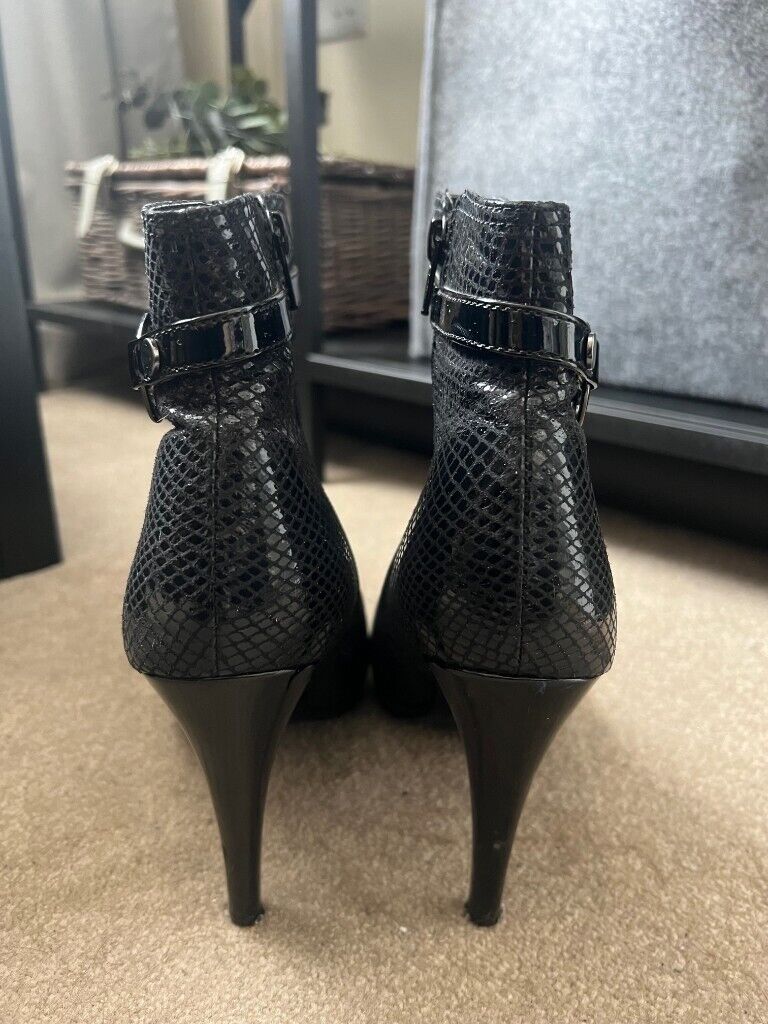 Star by Julien MacDonald ladies boots in excellent condition, size 7 