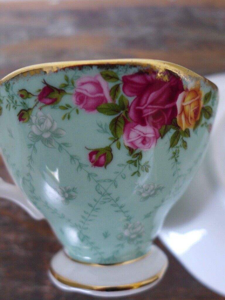 ROYAL ALBERT Bone China TEACUP AND SAUCER. OLD COUNTRY ROSES PEPPERMINT DAMASK