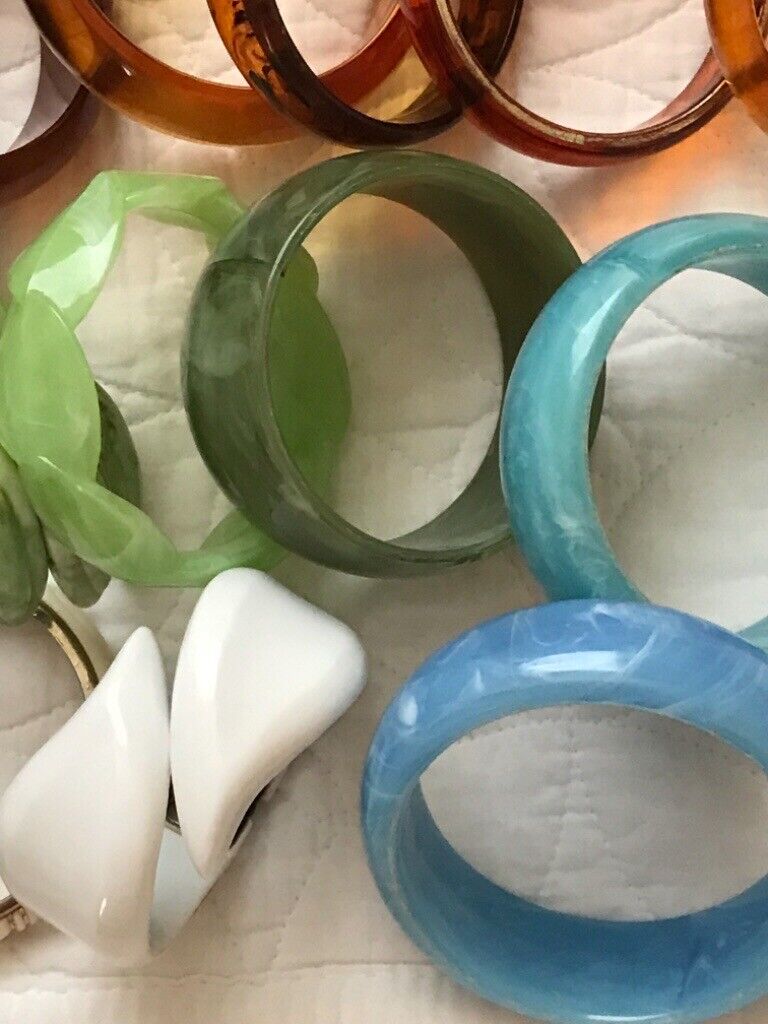 Bangles- assorted plastic, vintage.