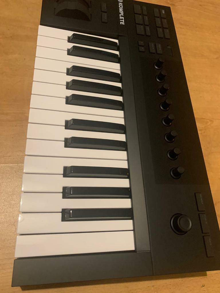 Komplete Kontrol a25