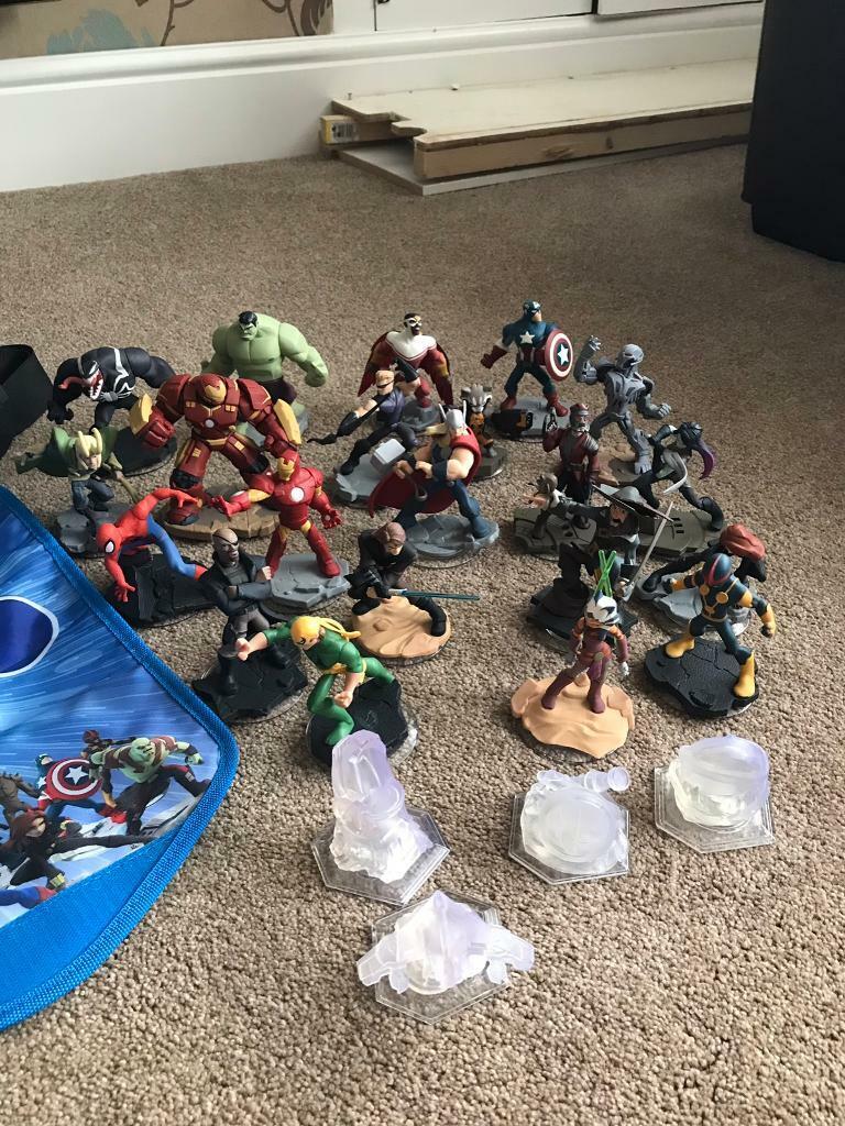 Disney  infinity bag and figures