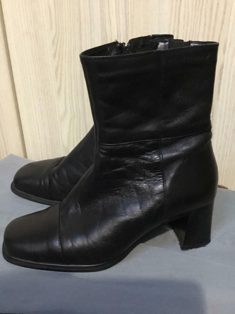 CLARKS BLACK LEATHER BOOTS SIZE 5