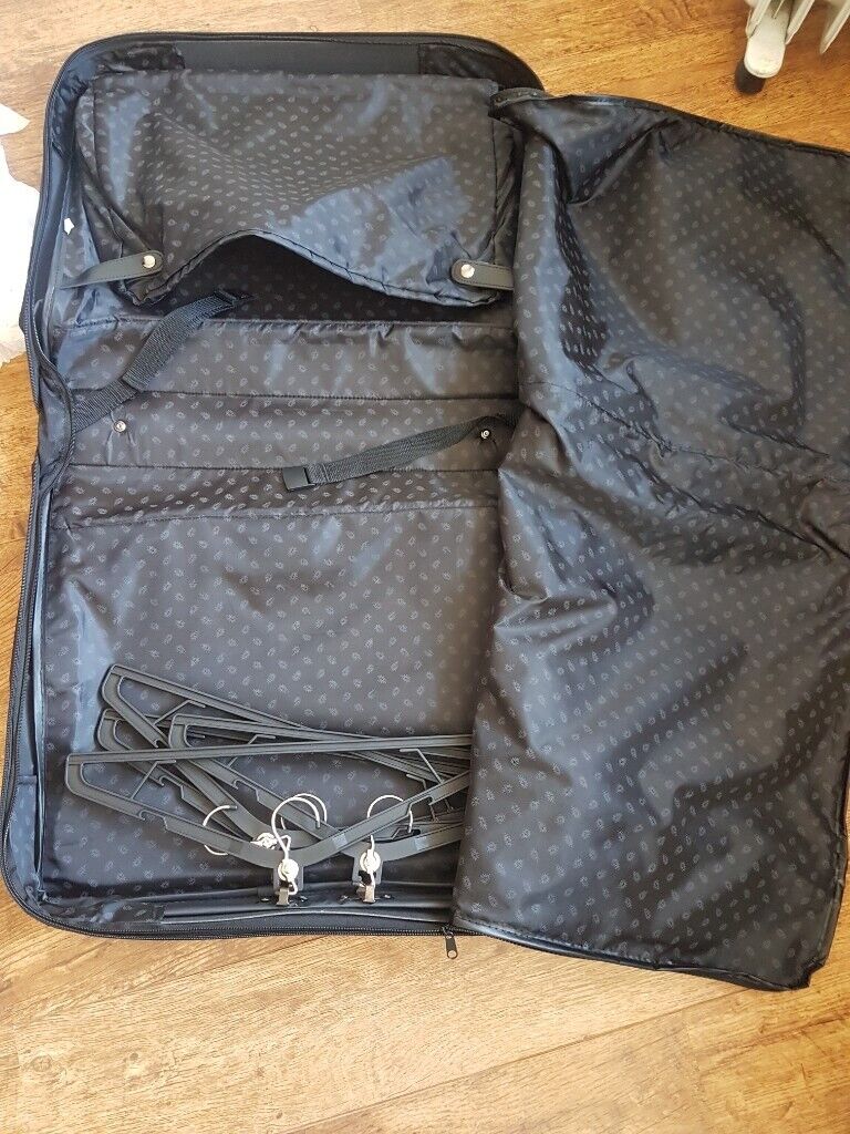 New SKYFLITE suit carrier -excellent condition