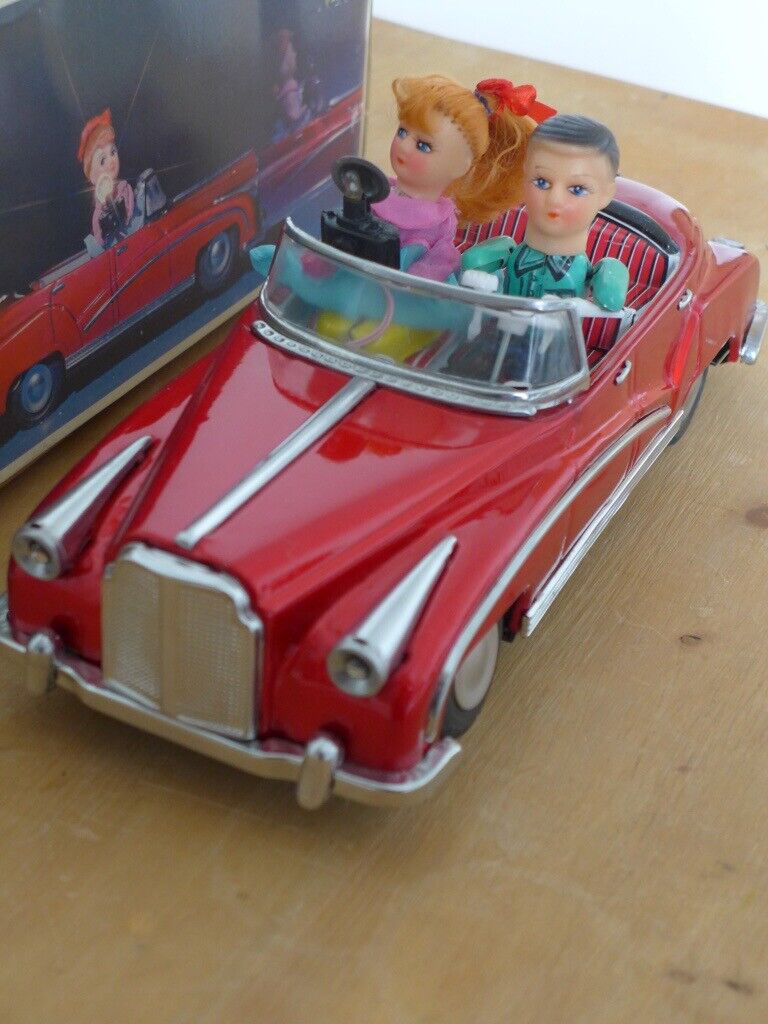 Collectable CHINESE TIN TOY: Vintage PHOTOING ON CAR. Model ME630. Battery Operated. Rare.