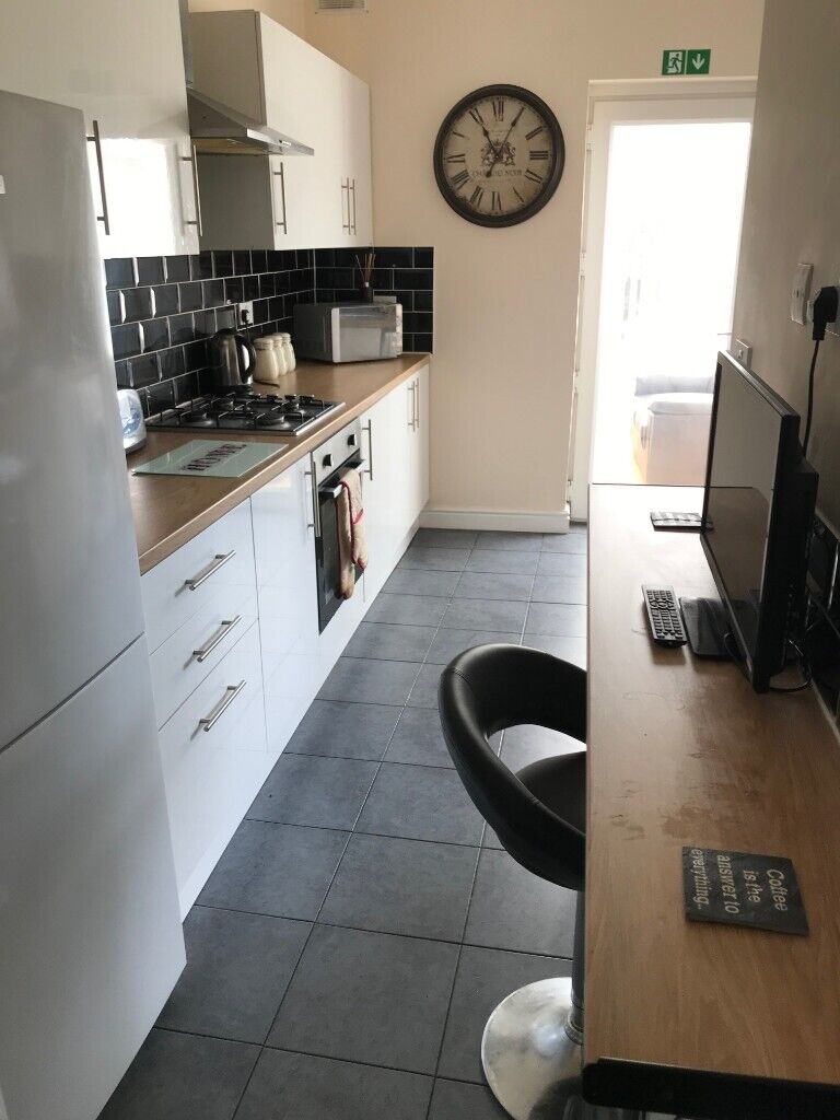 LUXURY DOUBLE EN-SUITE ROOM AVAILABLE NOW! CLOSE TO TOWN CENTRE!!