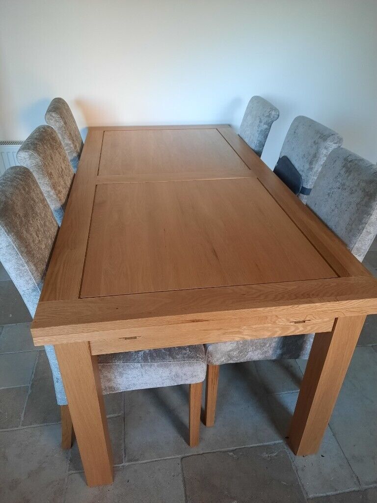 Beautiful solid oak 8-10 seater extending dining table 