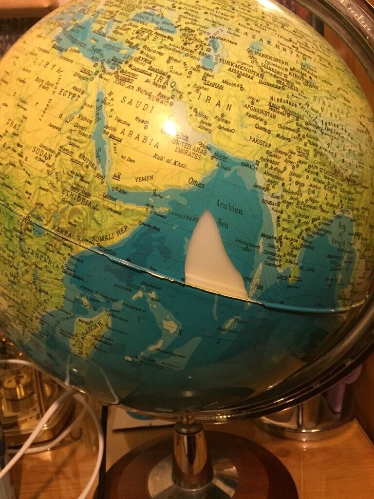 WORLD GLOB TABLE LAMP