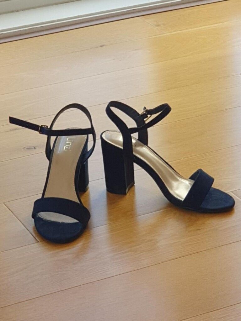 image for Navy heels shoes - size 4