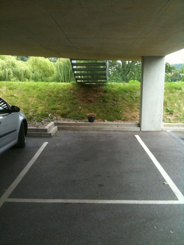 Private weekday parking off ***PORTSMOUTH RD*** 5 mins walk to centre (4717) GU2 4DR