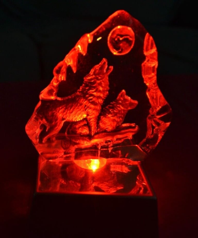 CRYSTAL WOLVES ORNAMENT AND LIGHT STAND