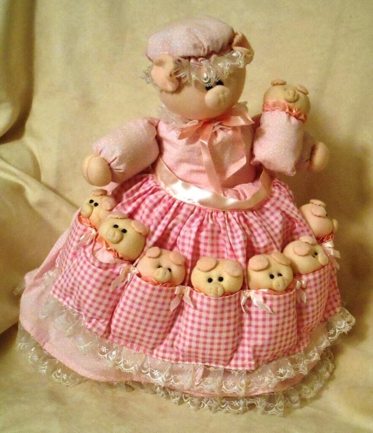 Mrs Pig and piglets - 15inches tall (ref:153)