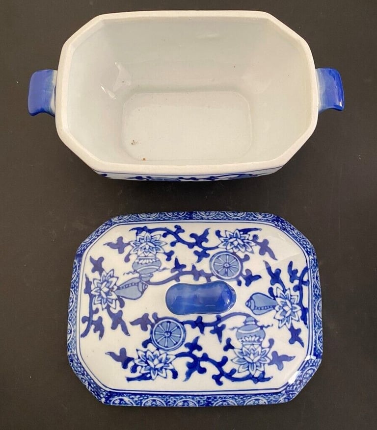 BLUE & WHITE, VINTAGE, CHINESE, RARE, RECTANGULAR CERAMIC SMALL TUREEN WITH LID. MINT.