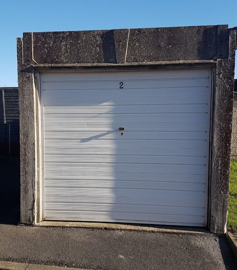 image for Garage/Parking/Storage to rent: Bannister Place, Brimpton, Reading RG7 4TW - NEW DOOR 