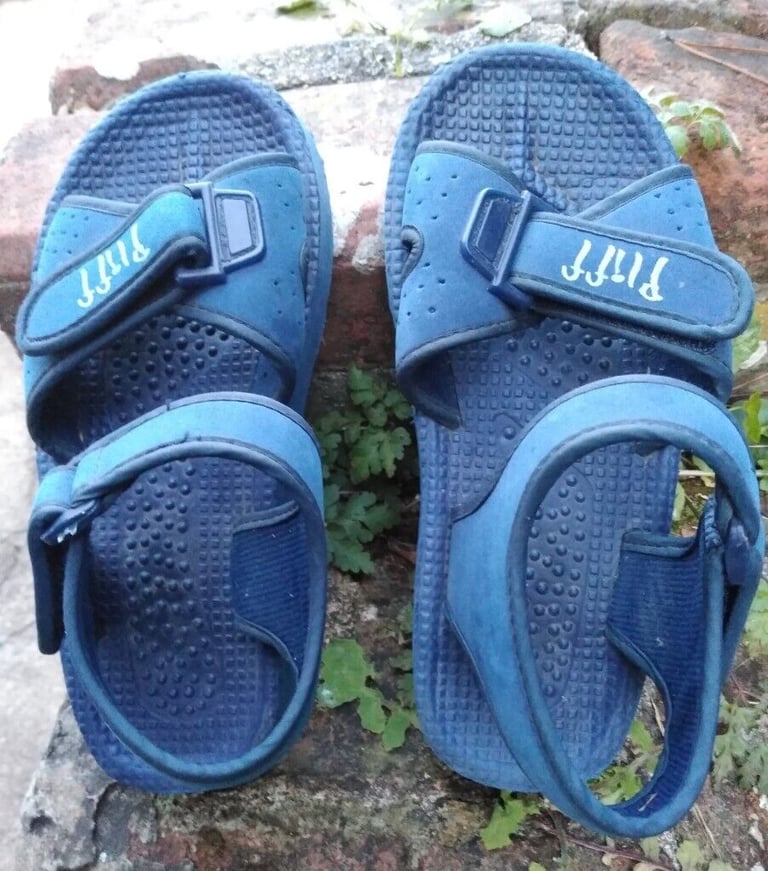 image for Sandals/ beach footwear, child/ sm. adult Size 3.5/4. Light but tough 